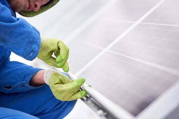 Trabalhador com ferramenta de manutenção de painéis fotovoltaicos — Fotografia de Stock