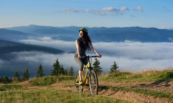Fietser rijden op geel fiets — Stockfoto