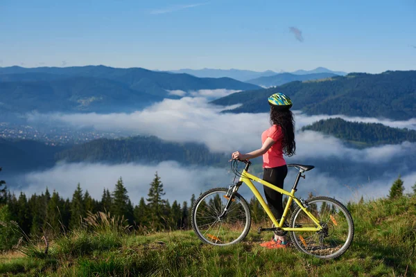 Biker met gele fiets — Stockfoto