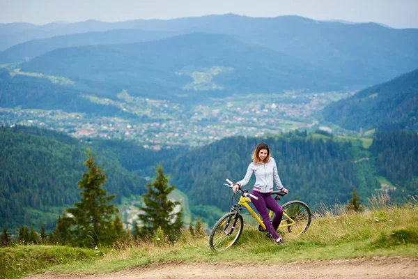 Счастливая женщина-велосипедистка отдыхает — стоковое фото