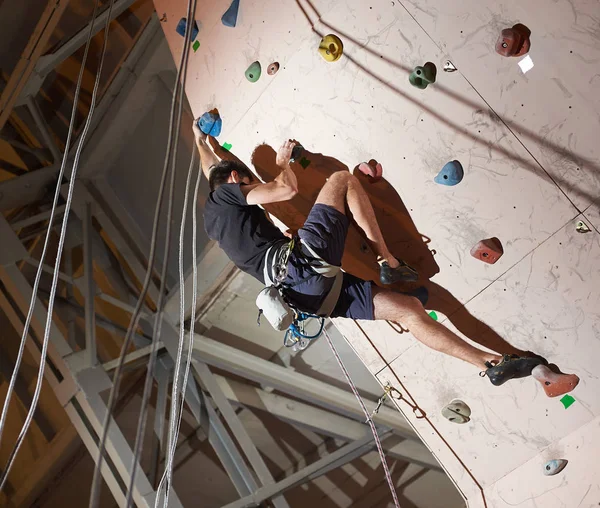 Homem musculoso praticando escalada — Fotografia de Stock
