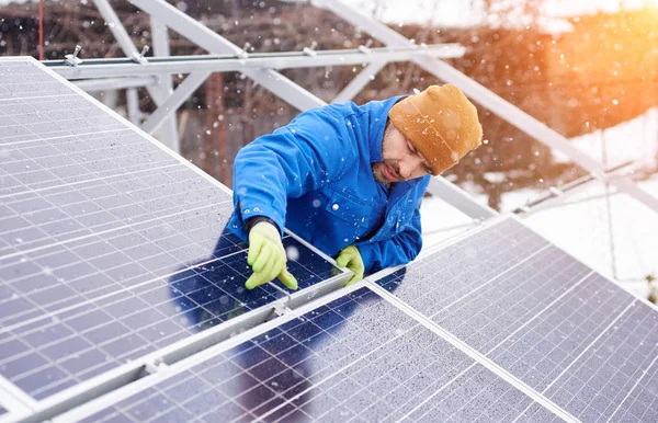 Guy with the help of tool installing   panels — Stock Photo, Image