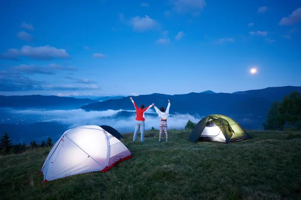 Amigos perto de acampar nas montanhas — Fotografia de Stock