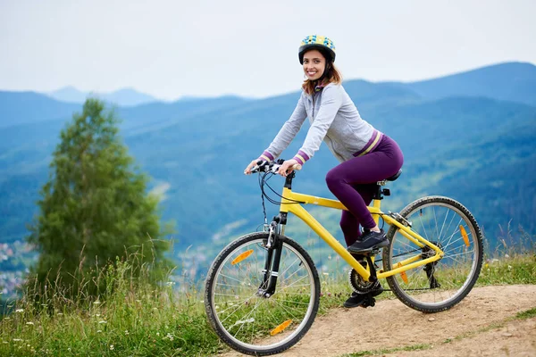 Frau fährt gelbes Fahrrad — Stockfoto