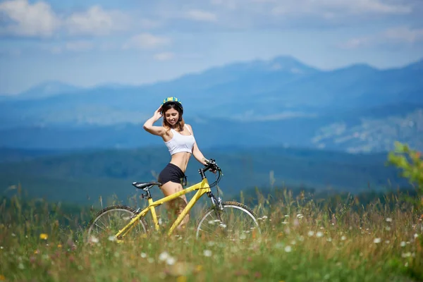 Kvinnliga biker ständiga — Stockfoto