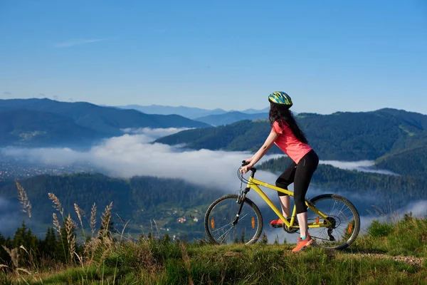 Ciclista in sella alla bicicletta gialla — Foto Stock