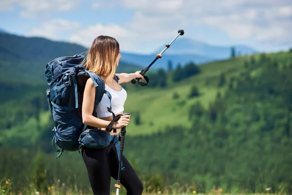 Wanderin mit Rucksack — Stockfoto