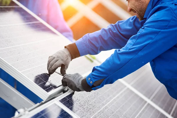 Técnico de instalação de módulos fotovoltaicos — Fotografia de Stock