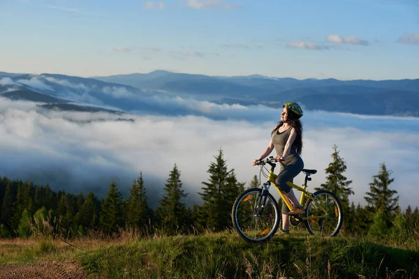 매력적인 여자 사이클 자전거 — 스톡 사진