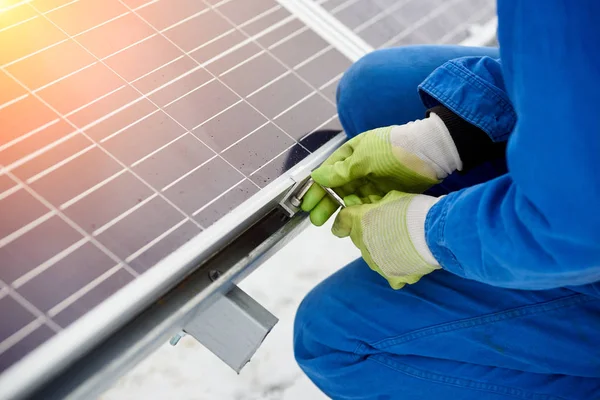 Técnico de instalação de painéis solares azuis — Fotografia de Stock