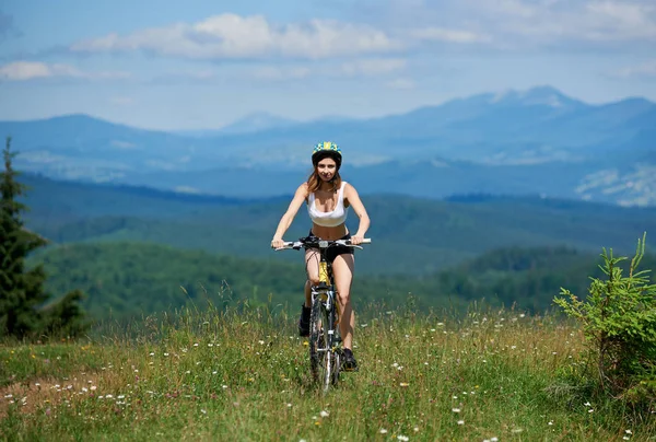 Езда на велосипеде желтый горный — стоковое фото