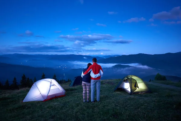 Couple debout près du camping — Photo