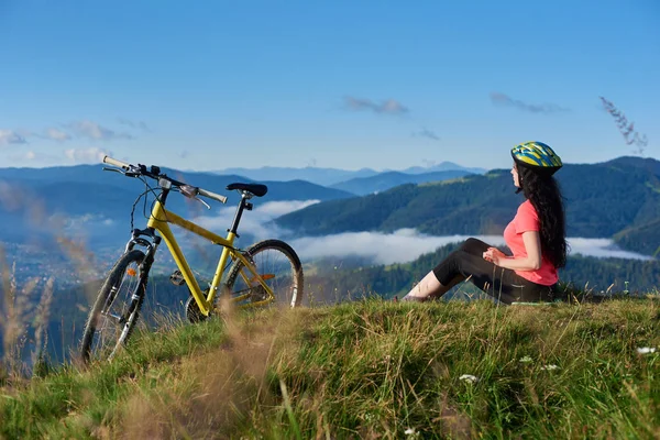 여름 날에 산에 젊은 행복 한 여자 승마 자전거 — 스톡 사진