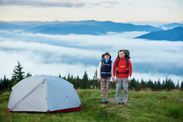Turister med ryggsäckar nära tältet — Stockfoto