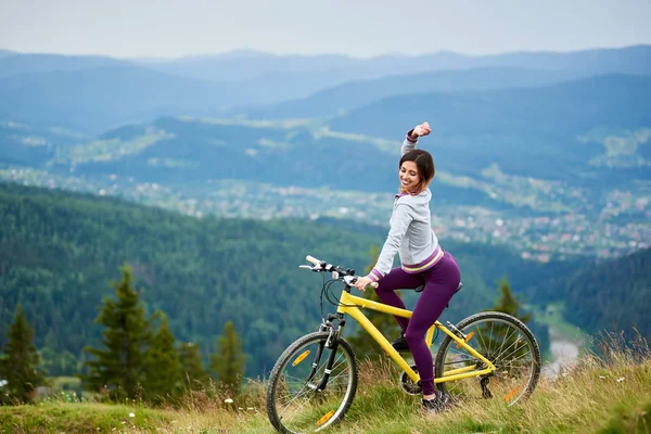 Красивая женщина-велосипедистка позирует — стоковое фото