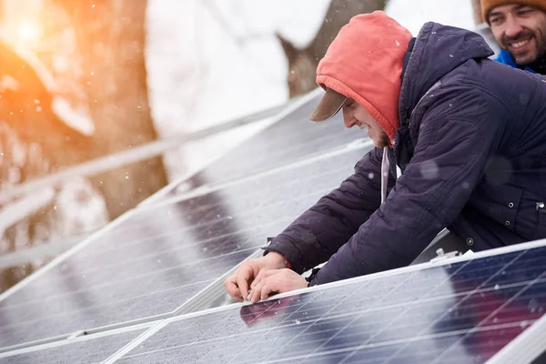 Les hommes sont engagés dans l'installation de cellules solaires — Photo