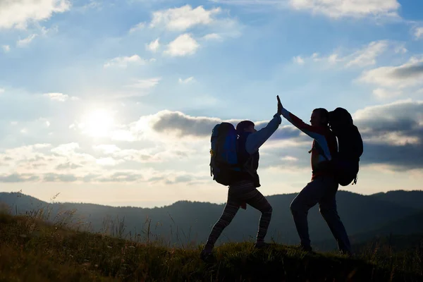 Pareja feliz con mochilas — Foto de Stock