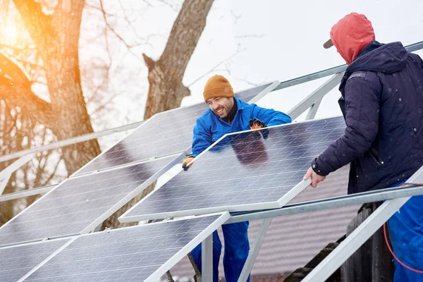 Techniciens montage de modules solaires bleus — Photo