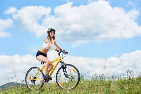 Kvinnliga ryttare cykling — Stockfoto