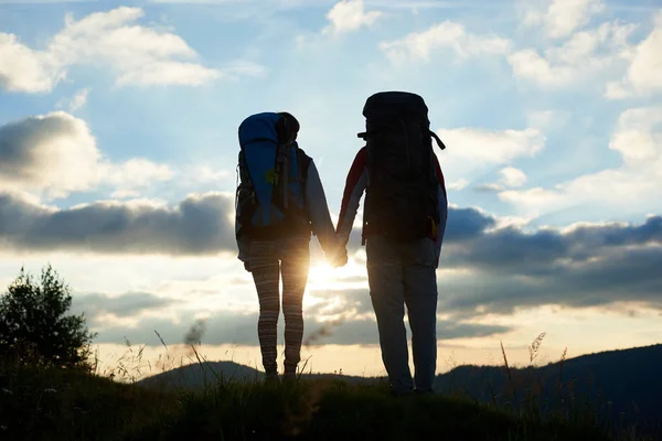 Persone con zaini che si tengono per mano — Foto Stock