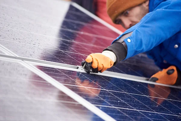 Électricien mâle installant des panneaux solaires — Photo