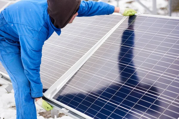 Trabalhador técnico ajustando painéis solares — Fotografia de Stock
