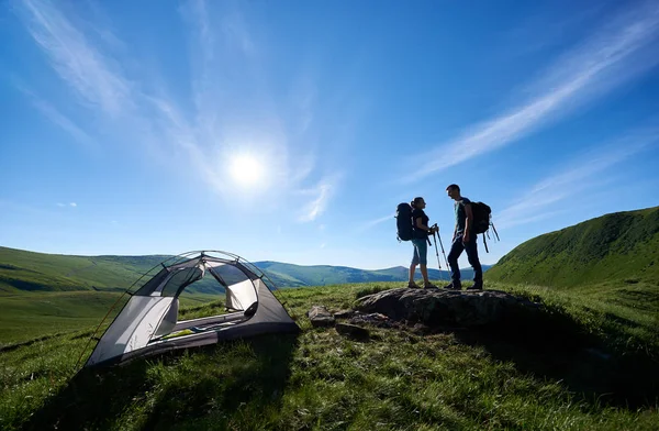 Kampçılar sırt çantaları ve trekking sopa ile — Stok fotoğraf