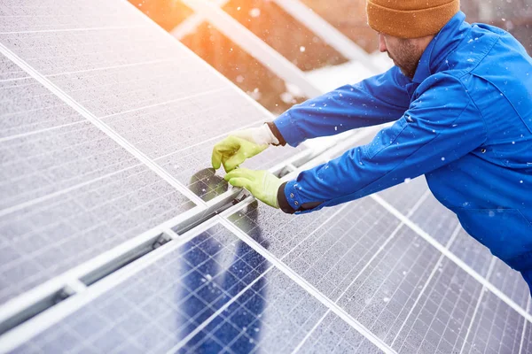 Travailleur réparer des panneaux solaires — Photo