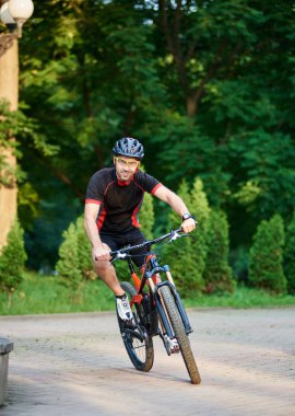 Sportif adam motorcu profesyonel bisiklet, Bisiklet sürme, eğitim park sokak döşeli. Kas sporcu yarışma için hazırlanıyor. Sağlıklı yaşam kavramı