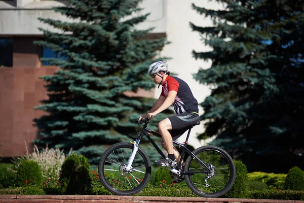 Radler Professioneller Radlerkleidung Und Helmtraining Straßenrand Bereit Zum Springen Mann — Stockfoto