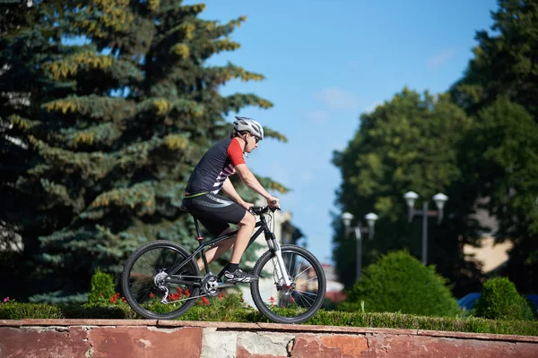 Молодий Хлопець Професійний Велосипедист Їде Велосипеді Вулиці Біля Клумб Дерев — стокове фото