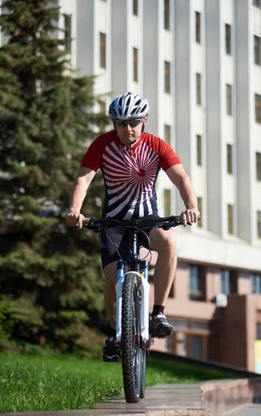 Junge Männliche Fahrradfahrer Mit Professioneller Fahrradbekleidung Und Helm Auf Dem — Stockfoto