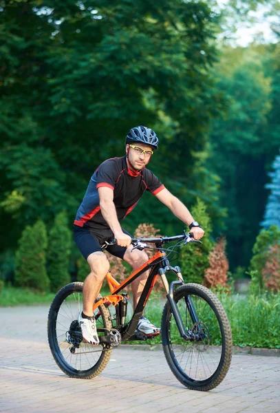 Σπορ Άνθρωπος Ποδηλάτη Ιππασία Στο Επαγγελματικό Ποδήλατο Κατάρτιση Πάρκο Πλακόστρωτο — Φωτογραφία Αρχείου