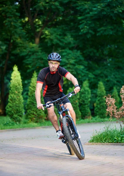 骑自行车的运动男子骑车 训练铺平了公园胡同 肌肉运动员准备比赛 健康生活方式概念 — 图库照片