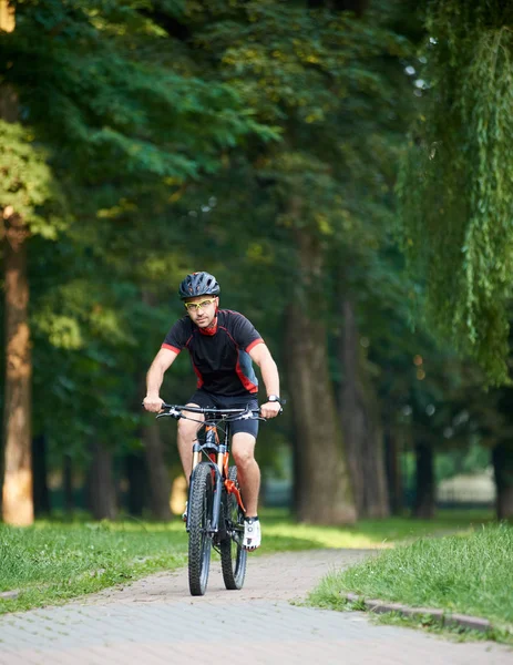 Knappe Getinte Man Fietser Wielersport Kleding Zoek Naar Camera Tijdens — Stockfoto