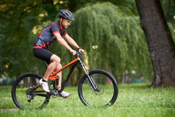 Ισχυρό Άντρα Ποδηλάτη Ποδηλατικά Ρούχα Κατάρτισης Βελτίωση Των Δεξιοτήτων Ετοιμάζεται — Φωτογραφία Αρχείου