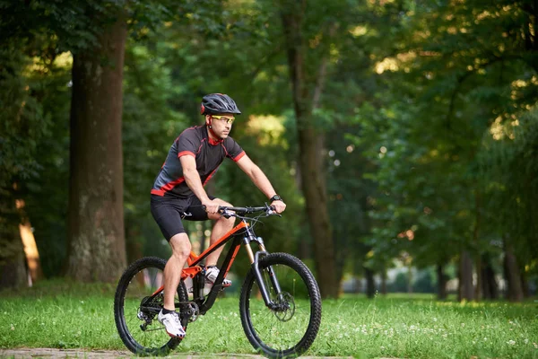 Knappe Man Biker Fietsen Kleding Beschermende Helm Training Fiets Klaar — Stockfoto