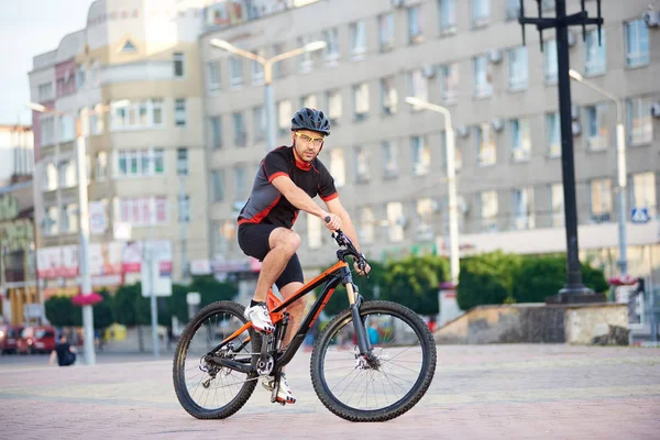 Спортсмен Сильний Велосипедист Позує Професійному Велосипедному Одязі Велосипеді Перед Міською — стокове фото