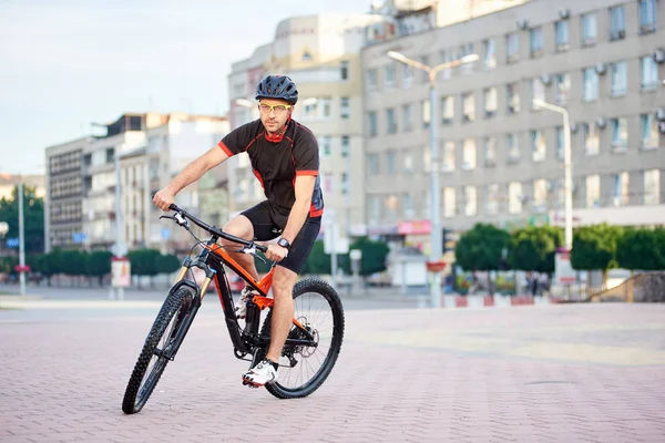 Motociclista Masculino Desportivo Bicicleta Frente Edifício Moderno Cidade Esportista Exercitando — Fotografia de Stock