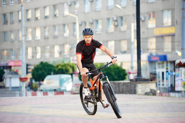 Junger Mann Fahrradfahrer Der Fahrradkleidung Vor Einem Modernen Gebäude Der — Stockfoto