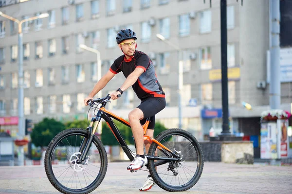 Männlicher Radprofi Radsportbekleidung Und Helm Der Die Ferne Blickt Mann — Stockfoto