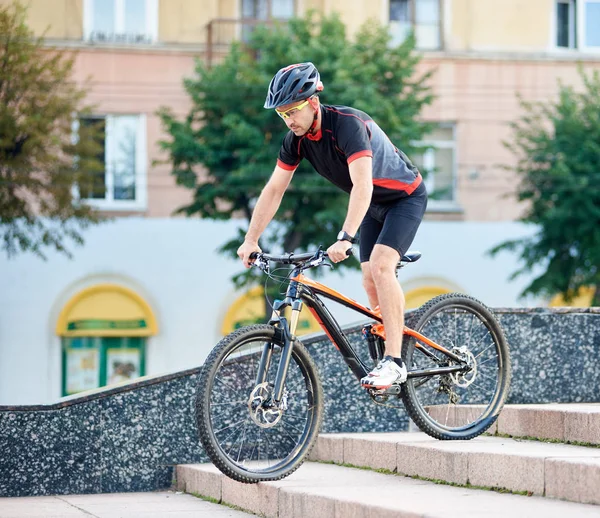 Knappe Man Fietser Wielersport Kleding Beschermende Uitrusting Van Betonnen Trap — Stockfoto