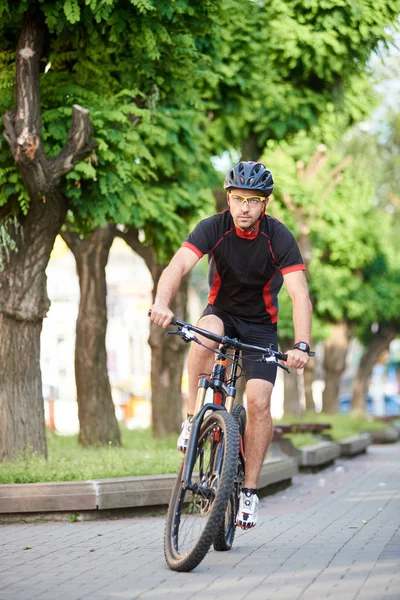 Homem Desportivo Ciclista Roupas Ciclismo Profissional Capacete Proteção Andando Bicicleta — Fotografia de Stock