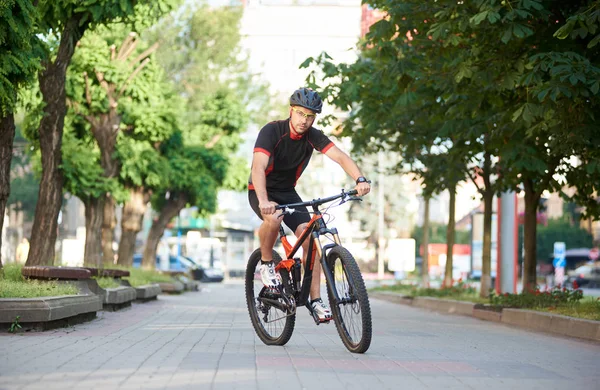 Gutaussehender Männlicher Radfahrer Professioneller Radsportbekleidung Und Schutzhelm Der Auf Dem — Stockfoto