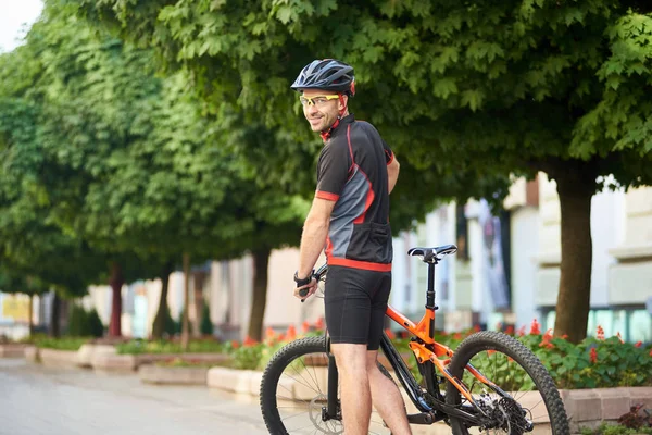 Atletische Man Wielrenner Lachend Kijkt Uit Schouder Poseren Wielersport Kleding — Stockfoto