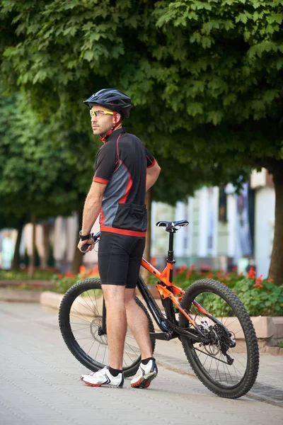 Baksidan Sportiga Cyklist Posing Nära Cykel Skytte För Sport Annons — Stockfoto