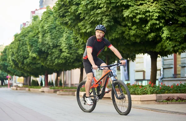 Sportig Kille Biker Cykling Kläder Och Skyddshjälm Tittar Kameran Ridning — Stockfoto