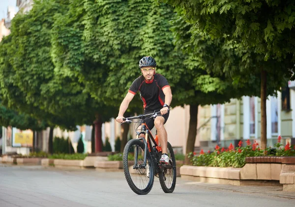 Ein Athletischer Männlicher Radfahrer Radsportbekleidung Und Schutzausrüstung Der Die Kamera — Stockfoto