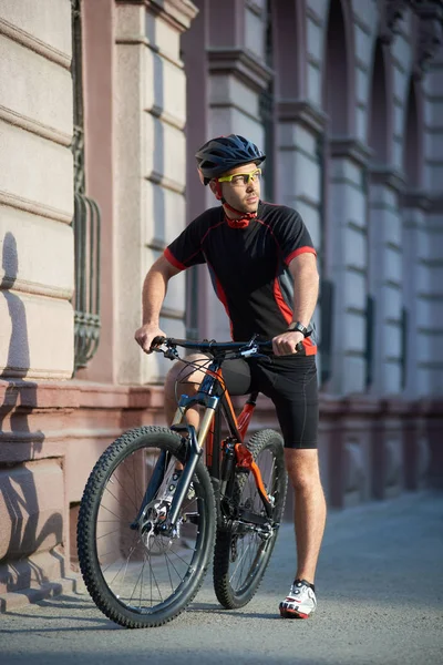 Ciclista Cara Desportivo Roupas Ciclismo Capacete Perto Bicicleta Pensando Sobre — Fotografia de Stock
