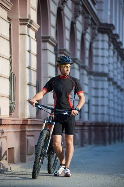 Junger Mann Radfahrer Fahrradbekleidung Und Schutzhelm Der Neben Dem Fahrrad — Stockfoto